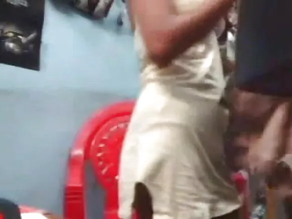 ದೊಡ್ಡ ಸ್ತನಗಳನ್ನು ಹೊಂದಿರುವ ದೇಸಿ ದಂಪತಿಗಳು ಶಾಪ್ ಮಾದಕ ಚಲನಚಿತ್ರದಲ್ಲಿ ಆರಾಮದಾಯಕವಾಗುತ್ತಿದ್ದಾರೆ
