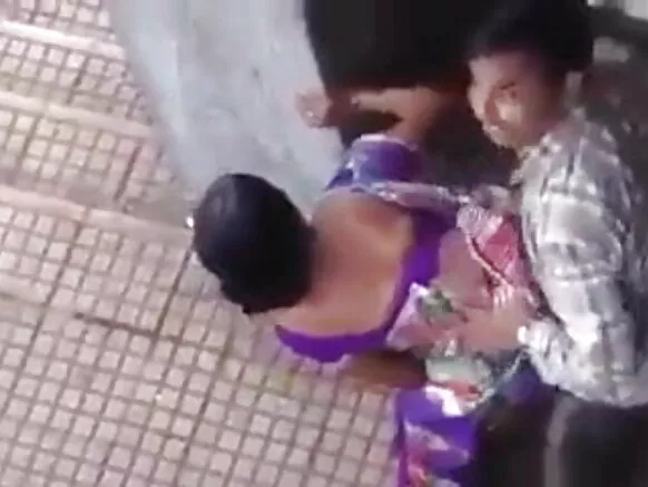 ಸಾರ್ವಜನಿಕವಾಗಿ ಸಿಕ್ಕಿಬಿದ್ದ ಭಾರತೀಯ ದಂಪತಿಗಳು ಸಾರ್ವಜನಿಕವಾಗಿ ಸಿಕ್ಕಿಬಿದ್ದ ತಮ್ಮ ಪ್ರೇಮಿಗೆ ಮಾದಕ ಚಲನಚಿತ್ರವನ್ನು ಕಳುಹಿಸಿದ್ದಾರೆ
