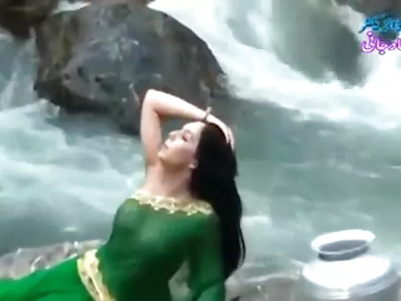 ದೇಸಿ ಹುಡುಗಿ ಮಾದಕ ಚಲನಚಿತ್ರ ದೇಸಿ ಸೀರೆಯು ಒದ್ದೆಯಾದ ಪಾರದರ್ಶಕ ಬೂಬ್‌ಗಳನ್ನು ತೋರಿಸುತ್ತಿದೆ..ತುಂಬಾ ಹಾಟ್