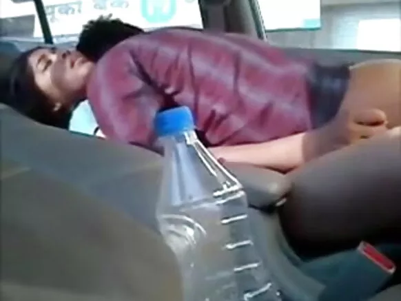ಎಲ್ಲಾ ಮೊಬೈಲ್‌ಗಳಲ್ಲಿ ವೀಕ್ಷಿಸಲು ಕಾರಿನಲ್ಲಿ ಅವರ ಮಾದಕ ಭಾರತೀಯ ಚಲನಚಿತ್ರ ಚುಡೈ