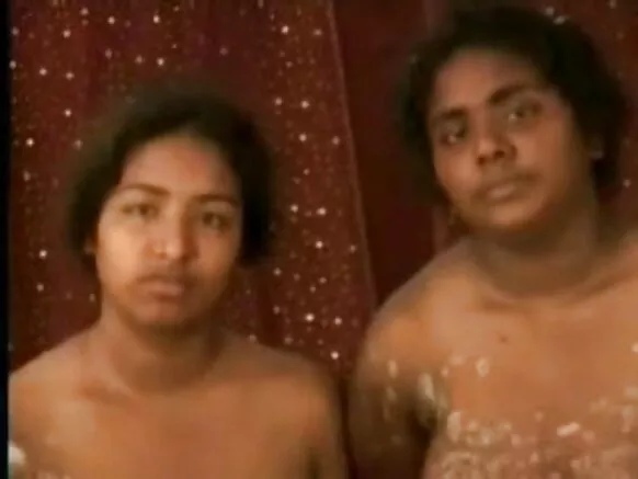 Aunty India 1071 Aunty India ಮಾದಕ ಚಲನಚಿತ್ರವನ್ನು ವೀಕ್ಷಿಸುತ್ತಿದೆ