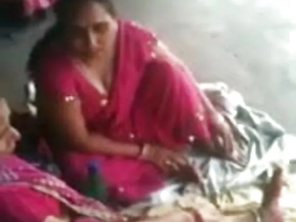 ಬುಸ್ಟಿ ರೈಲು ನಿಲ್ದಾಣದಲ್ಲಿ ಭಾರತೀಯ MILF 2(o)(o) ಮಾದಕ bp ವೀಡಿಯೊ