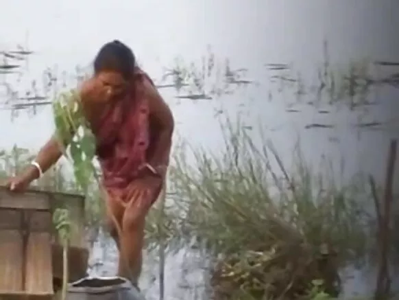 ಕುಪ್ಪಸ ಇಲ್ಲದೆ ಬೂಬ್‌ಗಳನ್ನು ತೋರಿಸುತ್ತಿರುವ ಚಿಕ್ಕಮ್ಮ ಮಾದಕ ಹಿಂದಿ ಚಲನಚಿತ್ರ ಬೂಬ್‌ಗಳನ್ನು ತೋರಿಸುತ್ತಿದ್ದಾರೆ 2