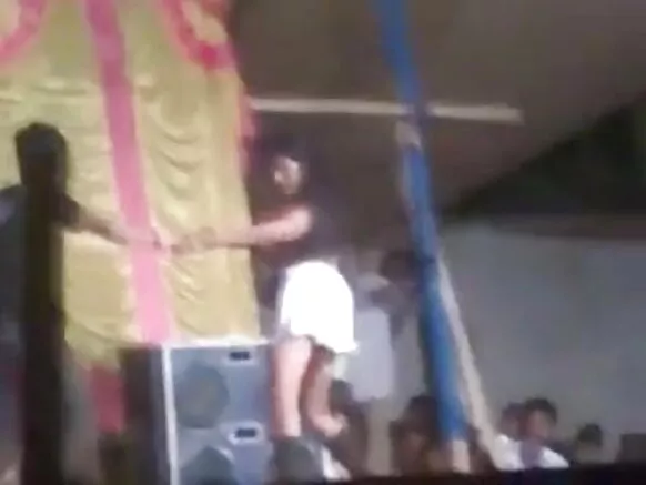 ಭಾರತೀಯ ಹುಡುಗಿ ಸಾರ್ವಜನಿಕವಾಗಿ ಬೆತ್ತಲೆ ಸಾರ್ವಜನಿಕ ಪ್ರದರ್ಶನದ ಮಾದಕ ಡ್ಯಾನ್ಸ್ ಮಾದಕ ವೀಡಿಯೊವನ್ನು ಸಾರ್ವಜನಿಕವಾಗಿ ತೋರಿಸುತ್ತಾಳೆ