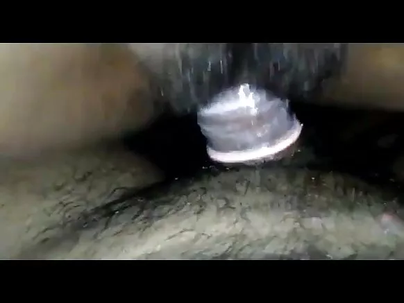 ಒಬ್ಬ ಭಾರತೀಯನ ಕೂದಲುಳ್ಳ ಮತ್ತು ಬೆವರುವ ಪುಸಿ ಕಾಂಡೋಮ್‌ನೊಂದಿಗೆ ಫಕ್ ಮಾಡಿತು