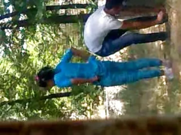 ಮಾದಕ ಹಿಂದಿ ಚಲನಚಿತ್ರ ಉದ್ಯಾನದಲ್ಲಿ ಪ್ರೇಮಿಗಳನ್ನು ತೋರಿಸಲಾಗಿದೆ