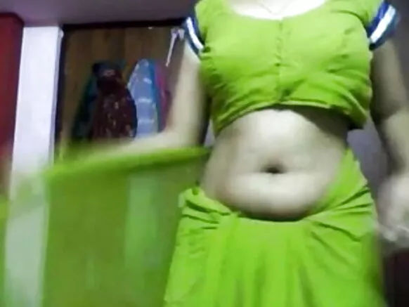 ಆಕೆಯ ಬೆರಗುಗೊಳಿಸುವ ಈದ್ ಸೀರೆಯು ಇಂಗ್ಲಿಷ್‌ನಲ್ಲಿನ ಮಾದಕ ವೀಡಿಯೊ ಟಿಟ್ಸ್ ಚಲನಚಿತ್ರ