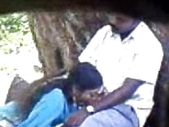 ಪಾರ್ಕ್ ಪಾರ್ಕಿಂಗ್‌ನಲ್ಲಿ ಭಾರತದ ಮಾದಕ ಕೋಳಿ ಹೀರುವ ನೀಲಿ ಚಿತ್ರ ಪ್ರದರ್ಶನದ ವೀಡಿಯೊ